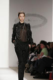 th_23481_md-fashionledge.com-fw06-rtw-newyork-w-ykei-004-h9tka37d_123_232lo.jpg