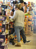 th_11360_Preppie_Hilary_Duff_grocery_shopping_13_122_38lo.jpg