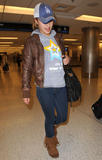 th_70316_Preppie_-_Hayden_Panettiere_arriving_at_Miami_International_Airport_-_Dec._31_2009_228_122_389lo.jpg