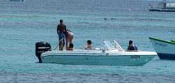 th_208308213_RihannaenjoysafunridewithfriendsonaboatinBarbados_69_122_442lo.jpg