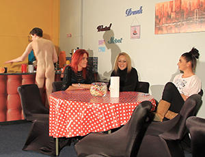[Image: th_618012923_06_123_506lo.jpg]