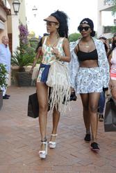 th_618927971_RihannaoutforshoppinginPortoCervo17.7.2012_107_122_522lo.jpg