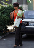 th_42599_halle_berry_keeps_it_toned_with_yoga_06_122_582lo.jpg
