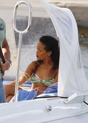 th_334562394_RihannashoppinginSt.Tropez23.7.2012_108_122_584lo.jpg