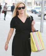 th_171101355_ReeseWithspoon02052013OutShoppinginBeverlyHills11_122_590lo.jpg