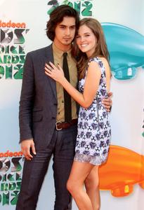 http://img248.imagevenue.com/loc597/th_358520801_CFF_Zoey_Deutch_Nickelodeons_25th_Annual_Kids_Choice_Awards_In_LA_March_31_2012_020_122_597lo.jpg